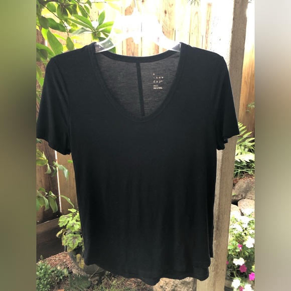 A New Day Short Sleeve Round Neck Lightweight Black Top Size Small - Picture 1 of 3